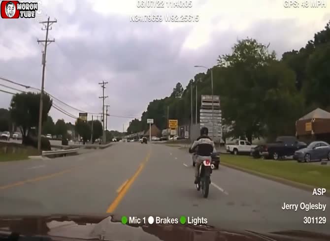 Video :A biker tries to flee the police, it ends badly